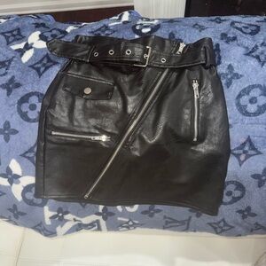 👑 Fashion Nova Black Mini Skirt with Zipper Details